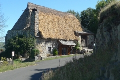 thatch roof house | chaumière en Bigorre Auvergne